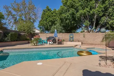 Image de Large oasis, pool heater, spa, putting green