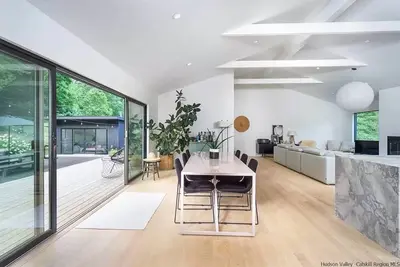 Image de Ultra modern getaway with pool and poolhouse in upstate New York