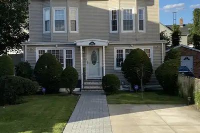 Image de Conveniently located Brooklyn House With Lots Of Charm! ! !