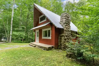 Image de Vintage Chalet - Explore, Hike, Disc Golf & Relax in forest setting