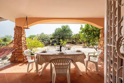 Image de Appartamento Family dans la villa Belvedere près de la plage avec vue sur les montagnes et jardin.