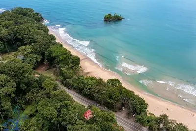 Image de Beachfront X T Sea - Surf Spot with Ac and FiberOp