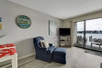 Image de Cozy 1 Br Condo | Lake Charlevoix Views | Pool, Hot Tub, Sauna | Sleeps 4