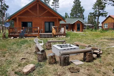 Image de 3 Bedroom remote Cabin with wifi- 5 minute ride to main trails.