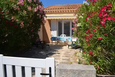 Image de Charmante petite maison dans résidence avec piscine.