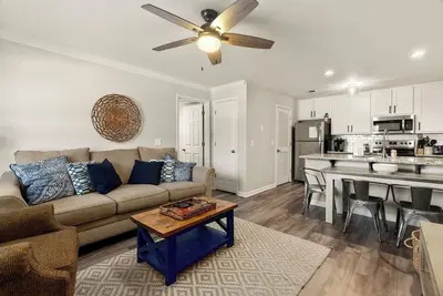 Image de 4 bedroom condo and walk to Toomers!