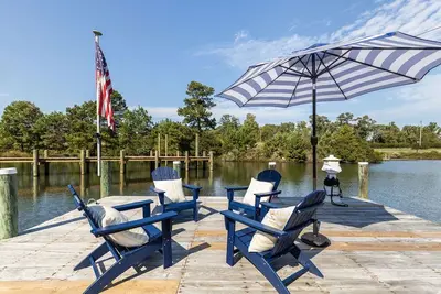 Image de Home on Jackson Creek Home w/kayaks, bike, dock. Available guest cottage extra.