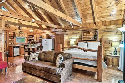 Image de Quiet Cabin in Woods- Alpine Ridge Sub-Division - 1 Bed/1Bath Jaccuzi