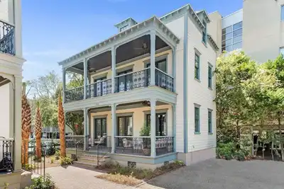 Image de Design Dream - Modern Luxury 4br | Walk to King!