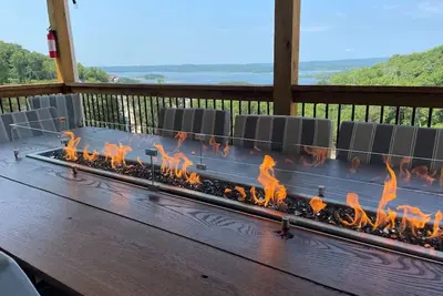 Image de The Farmhouse: Lake View - Fire Tables - Community Pickleball