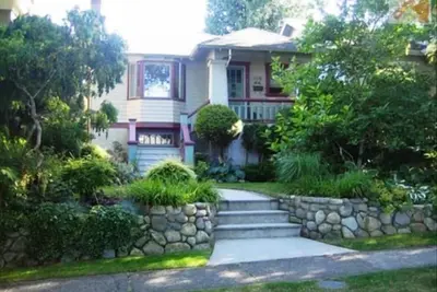 Image de Charming & Cozy Character Home in Lovely Point Grey