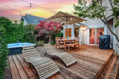 Image de Spacious Oasis Hot Tub Backyard Garden 3br/2ba