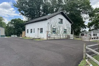 Image de Easy access, roomy, close to so much but in a private country setting.