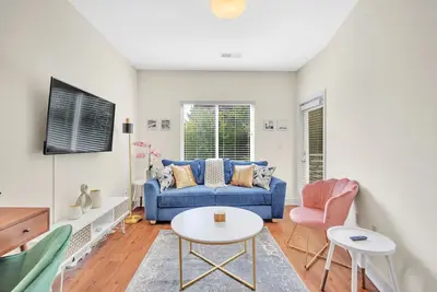 Image de King Bed Studio ♦ Great Walkability to Restaurants