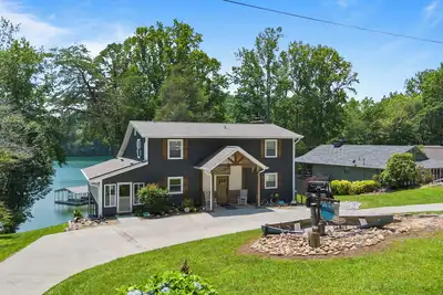 Image de 'Whatta View' & No Steps, 2 Slip Covered Dock, Hot Tub, Ping Pong, Pool Table