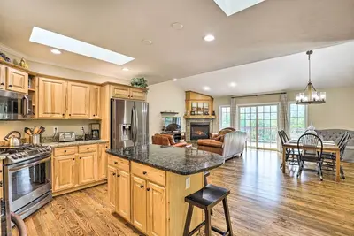 Image de North Carolina Home w\/ Game Room, Deck & Fire Pit