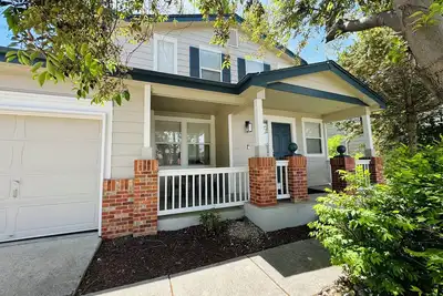 Image de 5 bdrms; King Beds, 2 kitchens; Dine/Shop/Scenic Trail; Easy Access to Downtown!