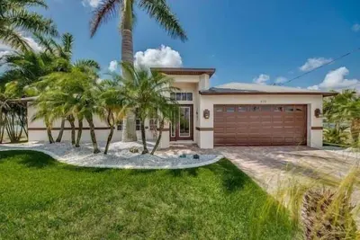 Image de A spacious 3-bedroom retreat in sunny Cape Coral.