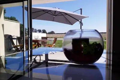 Image de Gîte moderne avec piscine partagée et terrasse ombragée