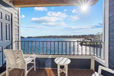 Image de Waterfront View Condo | Pool, Hot Tub, Sauna | Newly Renovated | Sleeps 4