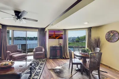 Image de Lake Charlevoix Balcony Suite | Downtown Charlevoix | Pool, Hot Tub, Sauna