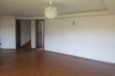 Image de Condo located in lush residential area of Riverside with beautiful view.