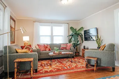 Image de Beautiful 2br, 2b Bungalow in Desirable Neighborhood! Perfect for Traveling Prof