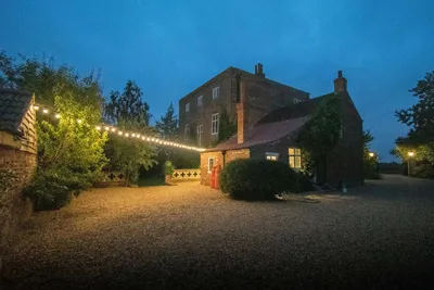 Luxury Country Manor Home for 15 - Boutique Themed rooms, Garden & Hot Tub