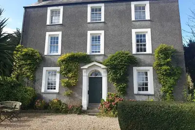 Image de Property looking at Dylan Thomas boat house and Laugharne Castle.