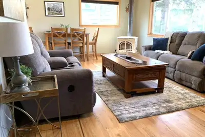 Image de Enjoy a stay at the private, newly-remodeled Cowboy Cottage in Dayton, Wyoming.