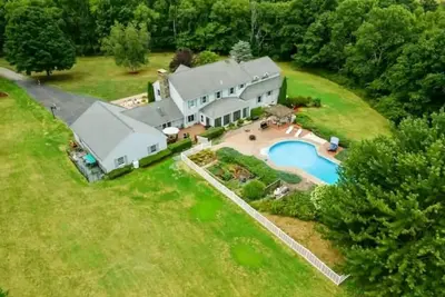 Image de Large Secluded Home w/ Private Pool, Hot-tub, Gym, Game room, and Bar Area.