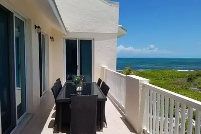 Image de 3 bedroom beachfront penthouse with stunning views!