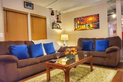 Image de Las Puertas Amarilla! w/office 152mbps wifi. Pet Friendly & near city park!