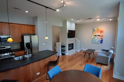 Image de Modern 2 bedroom Townhouse, steps to the Cws