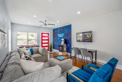 Image de Intergalactic Abode at East Downtown