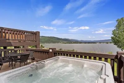 Image de Lakefront 3 Bedroom Condo with Private Hot Tub