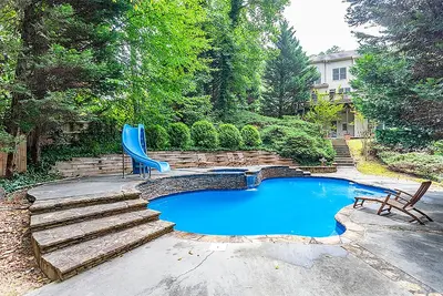 Image de New Vinings Estates: Family Friendly * Heated Pool & Spa- 5bdrm/5bath