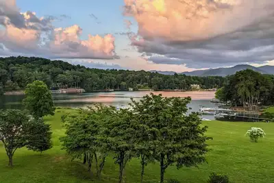 Image de Rare Waterfront Chatuge Lake Gem w/ Hot Tub!