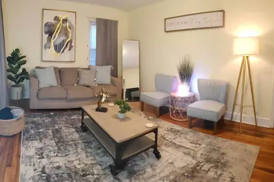 Image de Entire house 5 guests/free parking onsite. Walk Downtown/fenced Patio&Grill