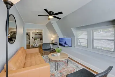 Image de 2 Bedroom Loft with Treetop Views in Modern Farmhouse