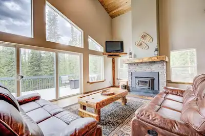 Image de Spacious Home with Wrap-Around Deck, Hot Tub, Fireplace - Elk Ridge