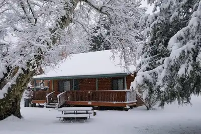 Image de Cozy Cabin in a River Community