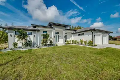 Image de A spacious 4-bedroom retreat in sunny Cape Coral.
