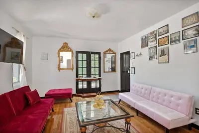 The Willydorf Astoria: a 1920s-style residence | Sleeps up to 4