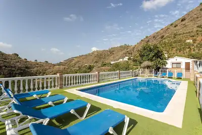 Image de Villa \"Virginia Peace & Quiet\" avec vue montagne, piscine, terrasse et Wi-Fi