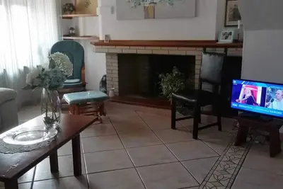 Image de \"Casa Vacanze Bau Mela\" avec vue sur la montagne et jardin partagé.