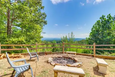 Image de Scenic Talking Rock Creek Resort Home w/ Hot Tub