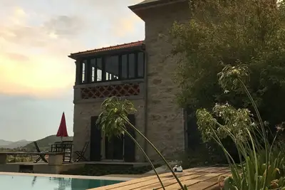 Image de Logements séparés dans villa avec piscine