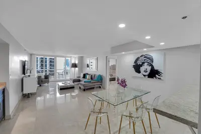 Hello Gorgeous! 3 Bedroom Renovated Condo, Water and City Views