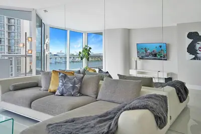Life Is Gucci! 3 Bedroom Miami Condo with Water and City Views!